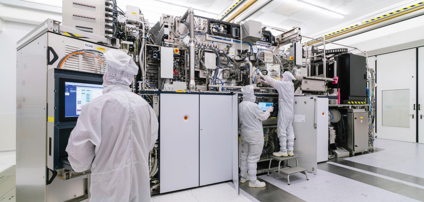 Since EUV light is absorbed by air particles, it must be operated in a cleanroom