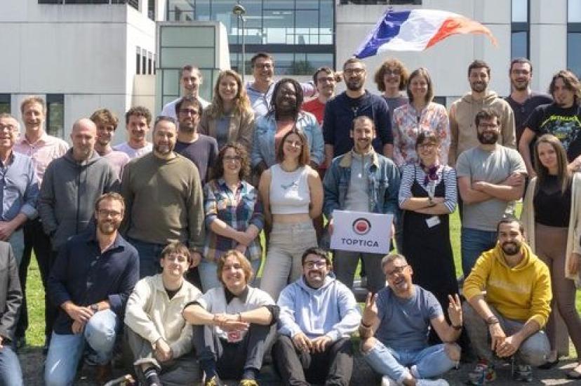 Toptica Photonics SAS employees in front of their premises in Pessac/Bordeaux together with Toptica Photonics AG’s executive board. (Image: Toptica)