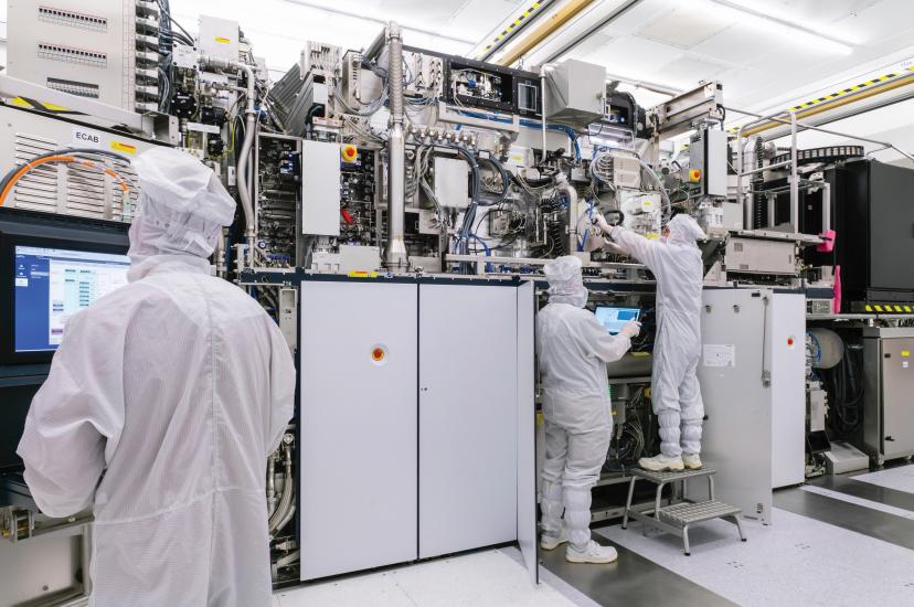 Since EUV light is absorbed by air particles, it must be operated in a cleanroom