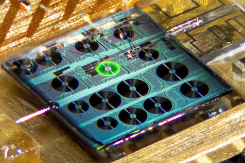 The researchers created a hybrid integrated erbium-laser based on silicon nitride photonic integrated circuit 