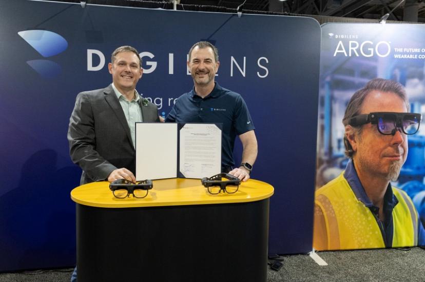 Ashley Stowe, director of Oak Ridge Enhanced Technology and Training Center (l), and Chris Pickett, DigiLens CEO (r), both sign government contracts