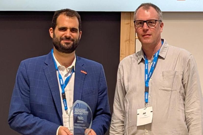 Jean-François Morizur (left), CEO of Cailabs, receives The Photonics Frontiers Award 2025 from Warren Clark, Europa Science CEO. 