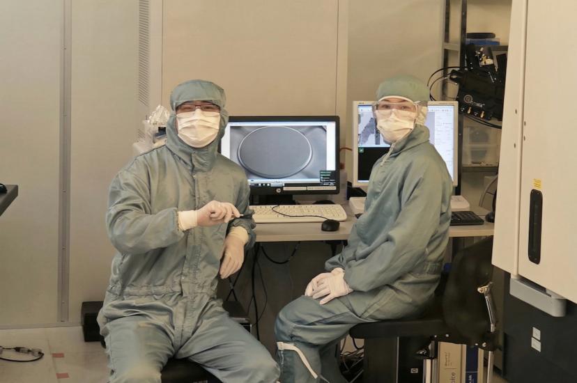 Dr Xu Cheng and Dr Jingnan Yang in the Aalto University lab 