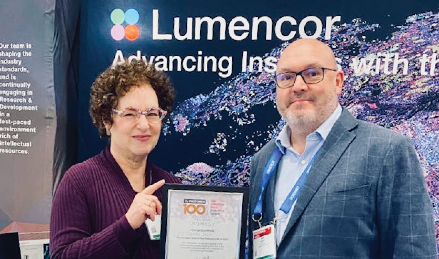 Lumencor Chief Commercial Officer Claudia Jaffe receives her Photonics100 certificate from Europa Science’s Mark Elliott at Photonics West 2023