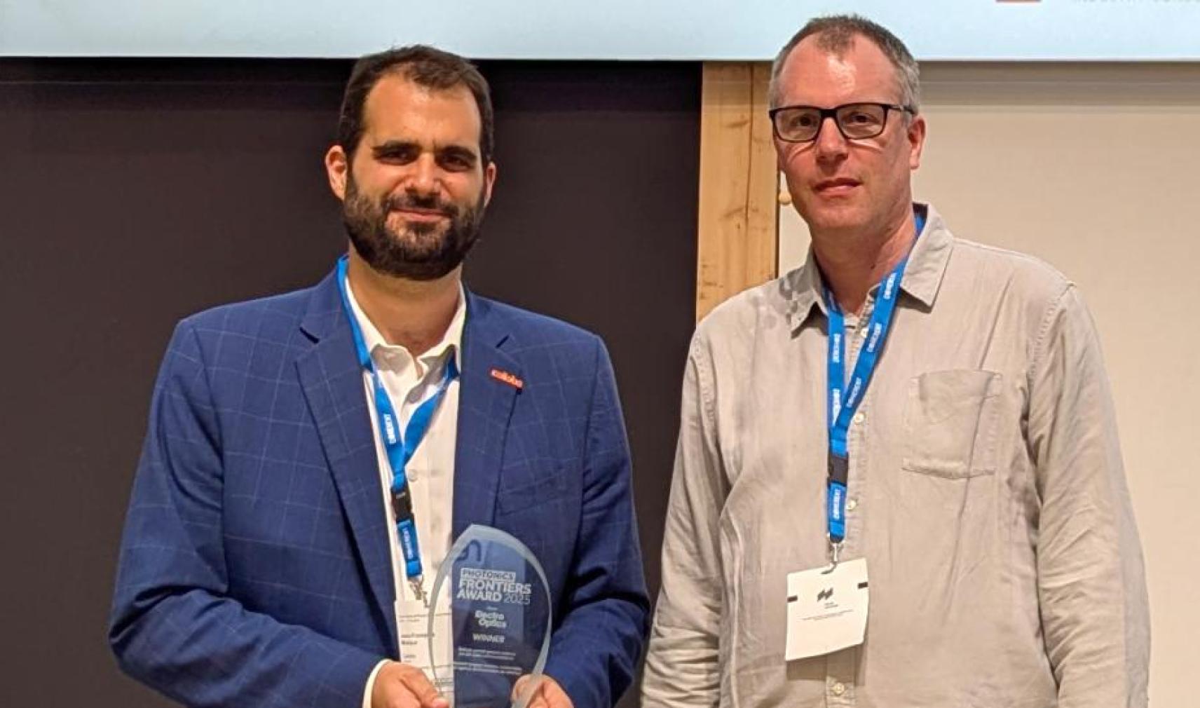 Jean-François Morizur (left), CEO of Cailabs, receives The Photonics Frontiers Award 2025 from Warren Clark, Europa Science CEO. 