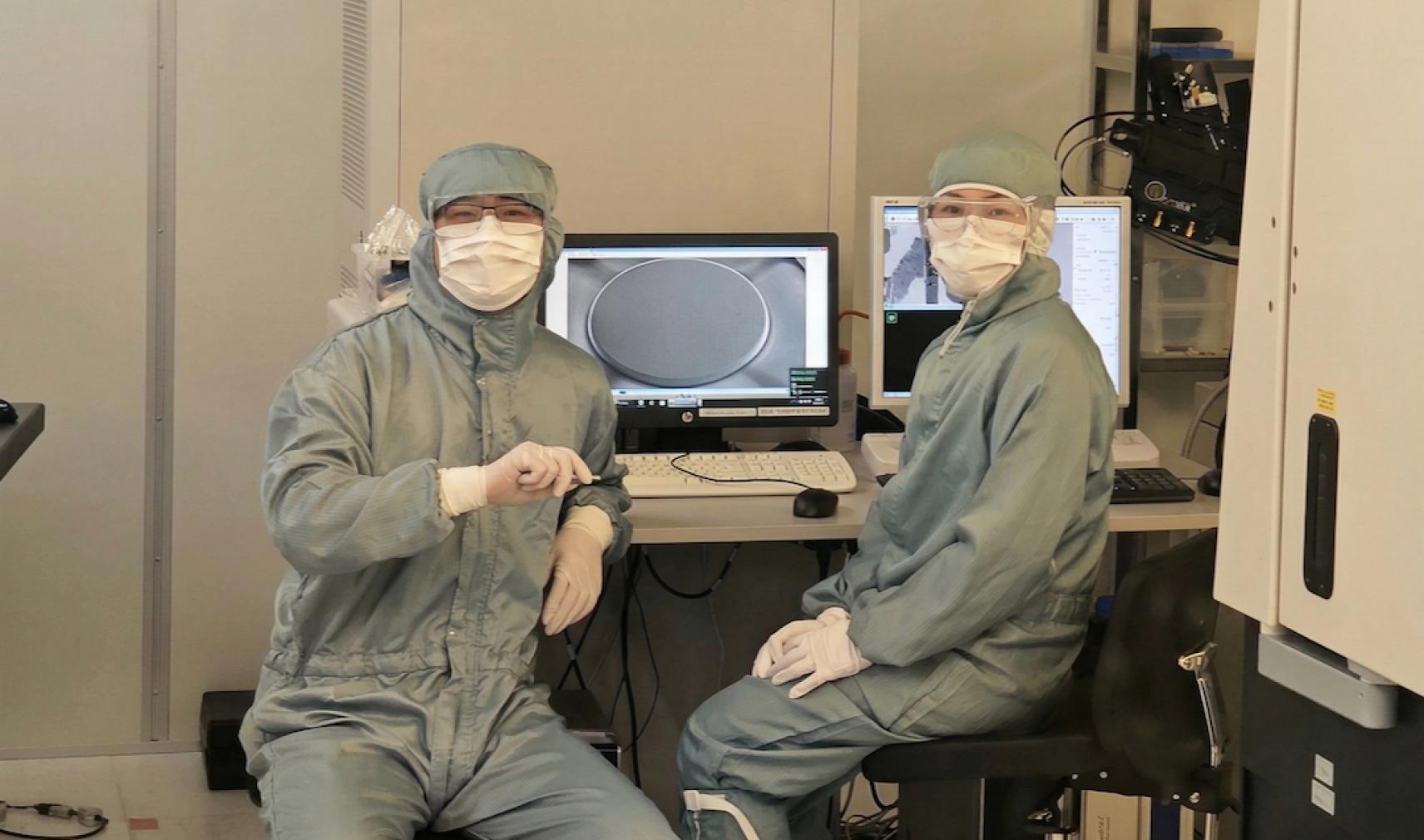 Dr Xu Cheng and Dr Jingnan Yang in the Aalto University lab 