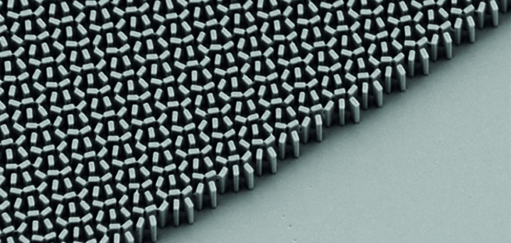 Electron microscope micrograph of a metalens 