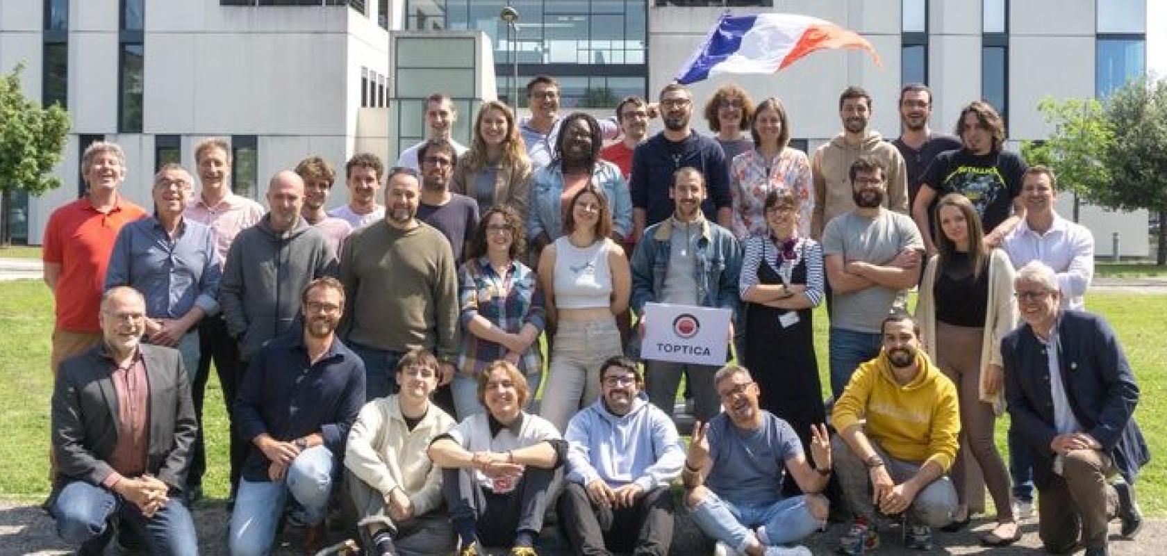 Toptica Photonics SAS employees in front of their premises in Pessac/Bordeaux together with Toptica Photonics AG’s executive board. (Image: Toptica)