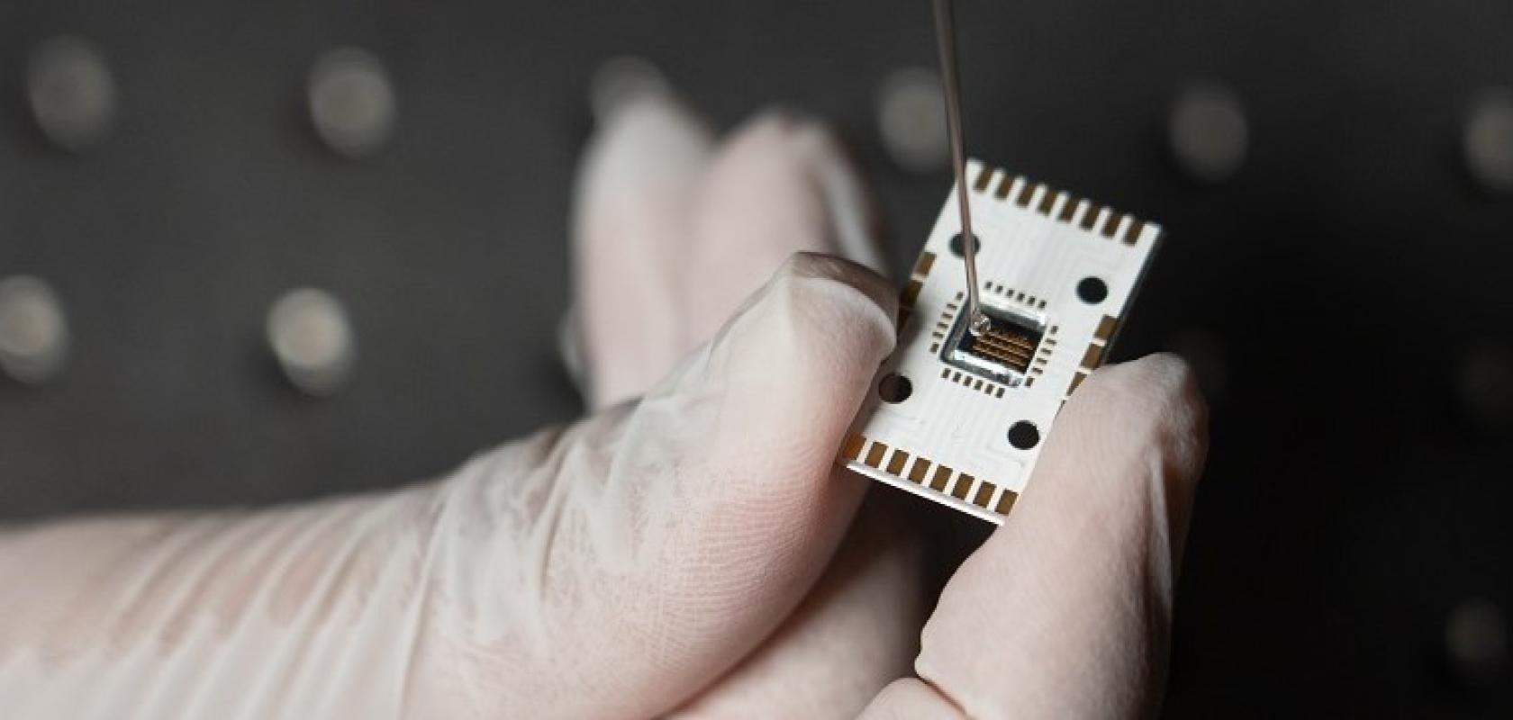 Fingerprint-size spectroscopy sensor