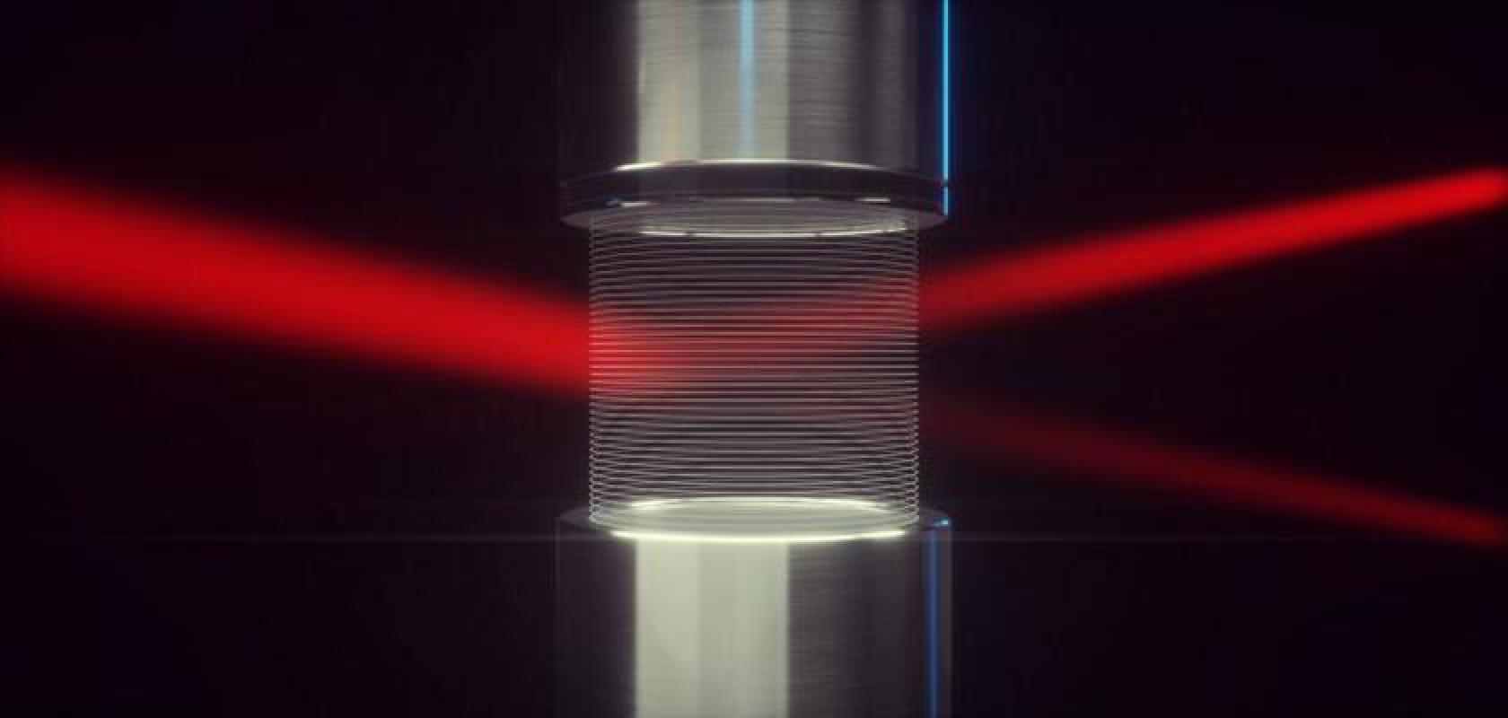A laser beam passing between a loudspeaker, creating a grafting of air (Image: Science communication lab for Desy)