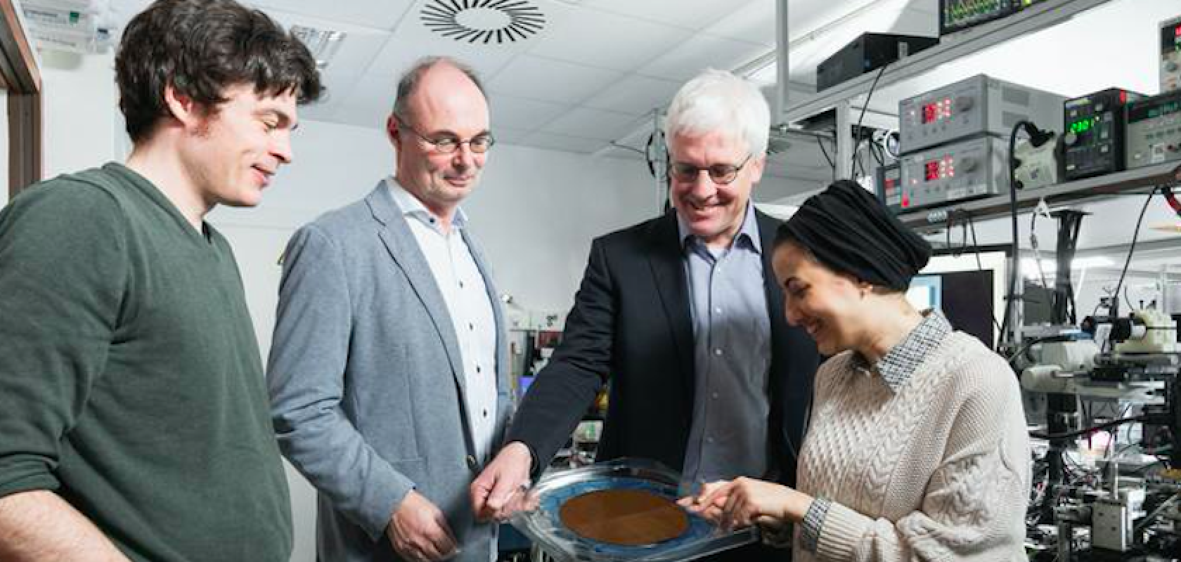 ERC Synergy Grant for the ATHENS project team. From left: Adrian Schwarzenberger, Professor Stefan Bräse, Professor Christian Koos, Hend Kholeif (Image: Amadeus Bramsiepe, KIT) ERC Synergy Grant for the ATHENS project team. From left: Adrian Schwarzenberger, Professor Stefan Bräse, Professor Christian Koos, Hend Kholeif (Image: Amadeus Bramsiepe, KIT)