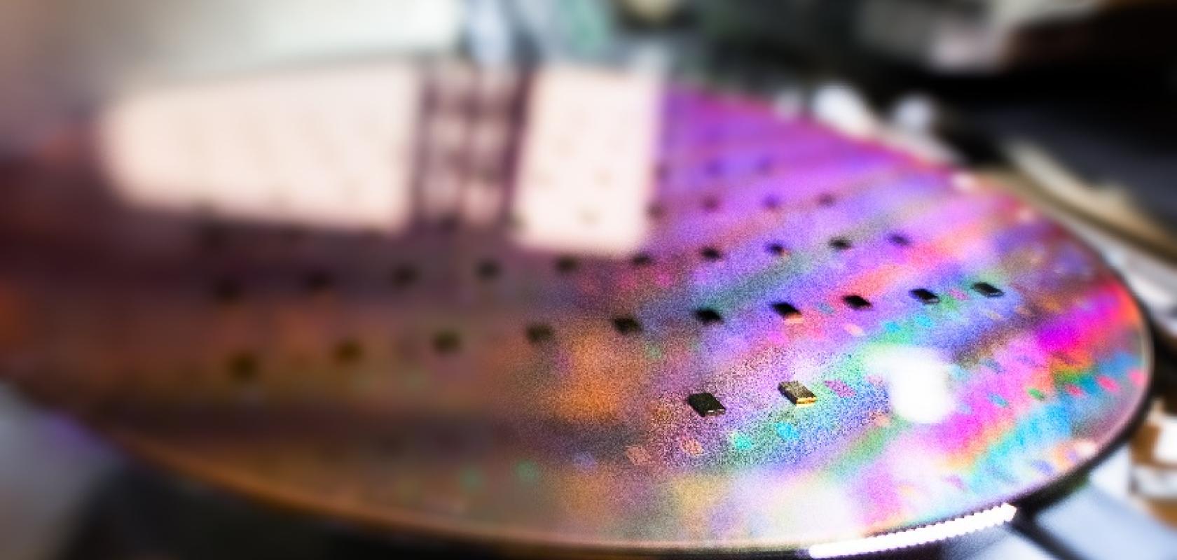 Bonding III-V semiconductor dies to 300mm wafer