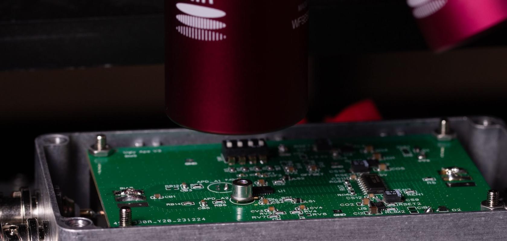 A board-mounted InGaAs avalanche photodiode