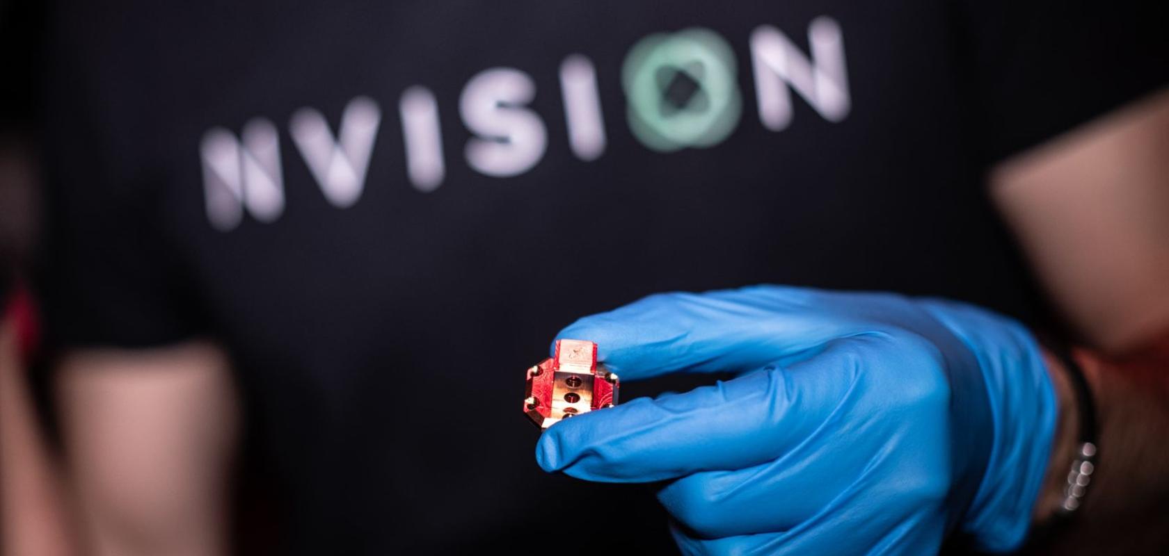 Organic molecular crystal containing qubit molecules on a sample holder