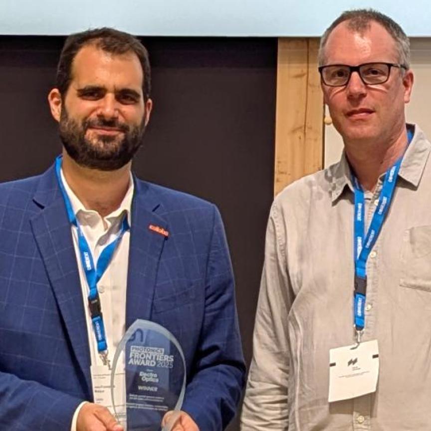 Jean-François Morizur (left), CEO of Cailabs, receives The Photonics Frontiers Award 2025 from Warren Clark, Europa Science CEO. 