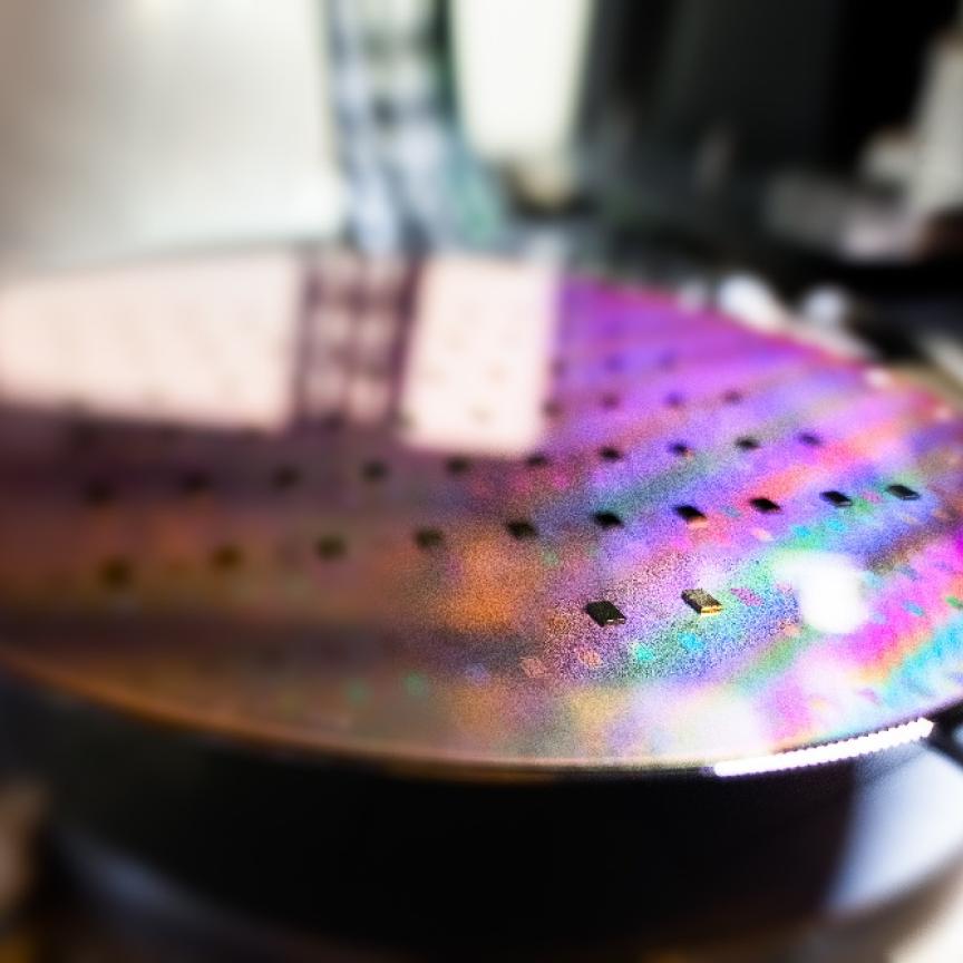 Bonding III-V semiconductor dies to 300mm wafer