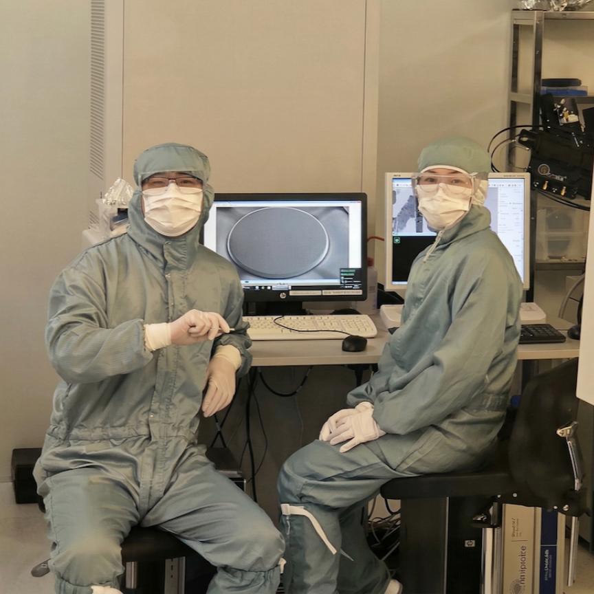 Dr Xu Cheng and Dr Jingnan Yang in the Aalto University lab 