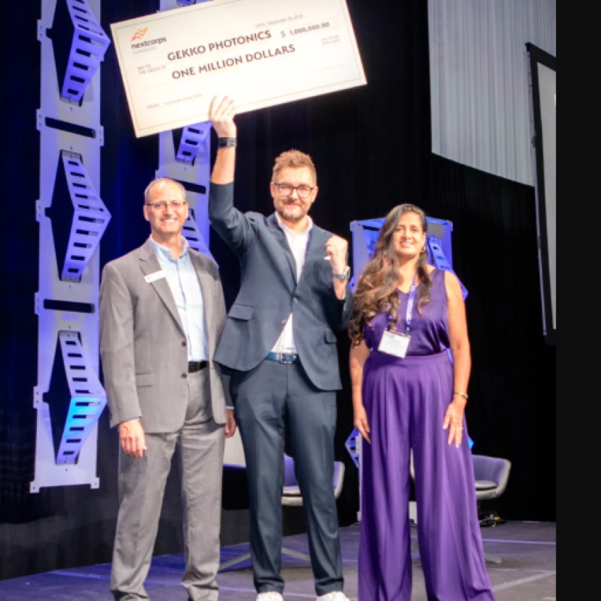 Gekko Photonics wins Luminate NY holds cheque aloft on stage